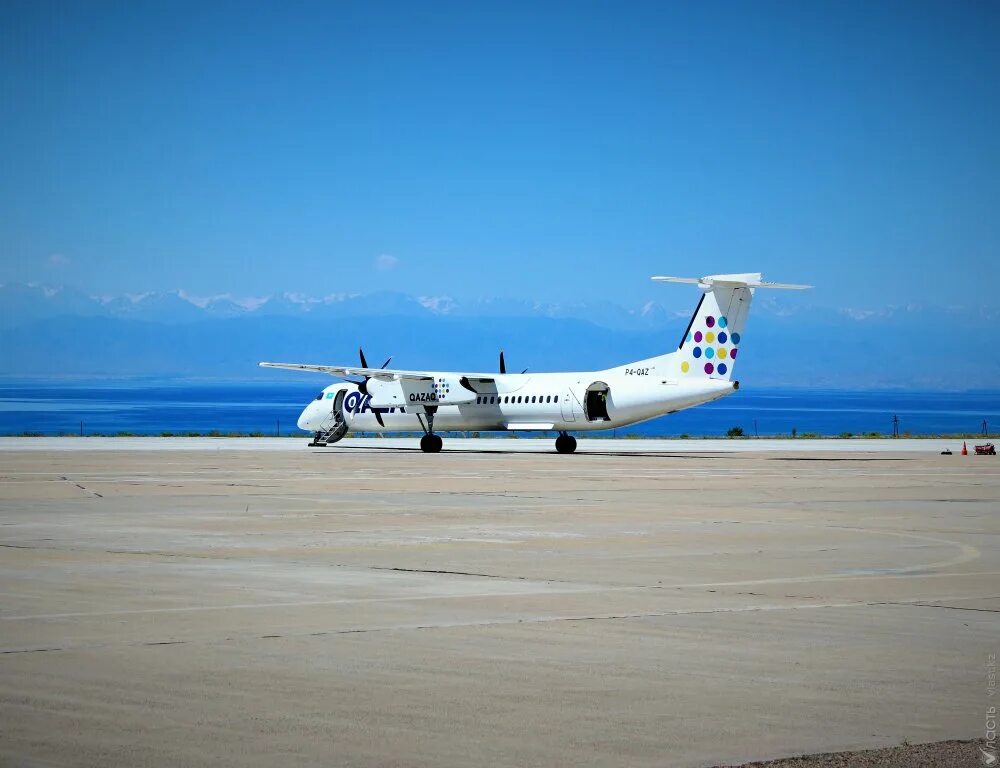 Купить самолет в казахстане. Qazaq Air самолеты. Авиакомпания казак Эйр. Самолеты казак Эйр фото. Казак Эйр парк самолетов.