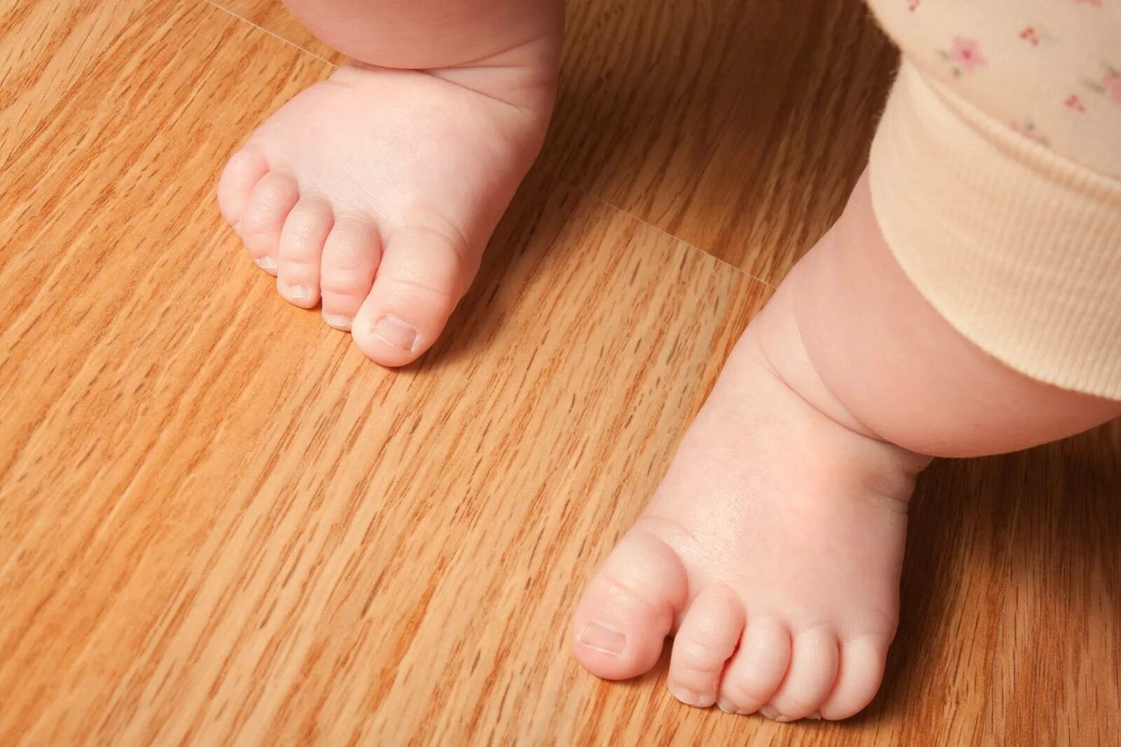 Ножки в 6 месяцев. Гипертонус ног у ребенка. Ребенок ходит на пальцах ног. Ноги на ножках у младенцев.