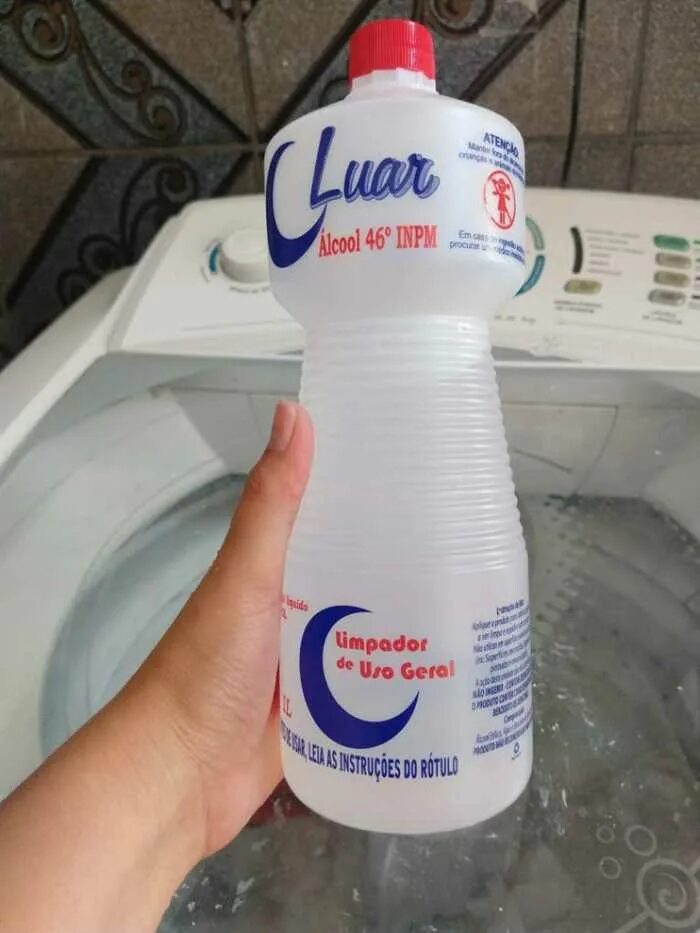 Мокрое пятно на ткани. Пятна на одежде. Пятна на одежде отбеливателем. Отбелить вещи. Пятна от отбеливателя на белой одежде.