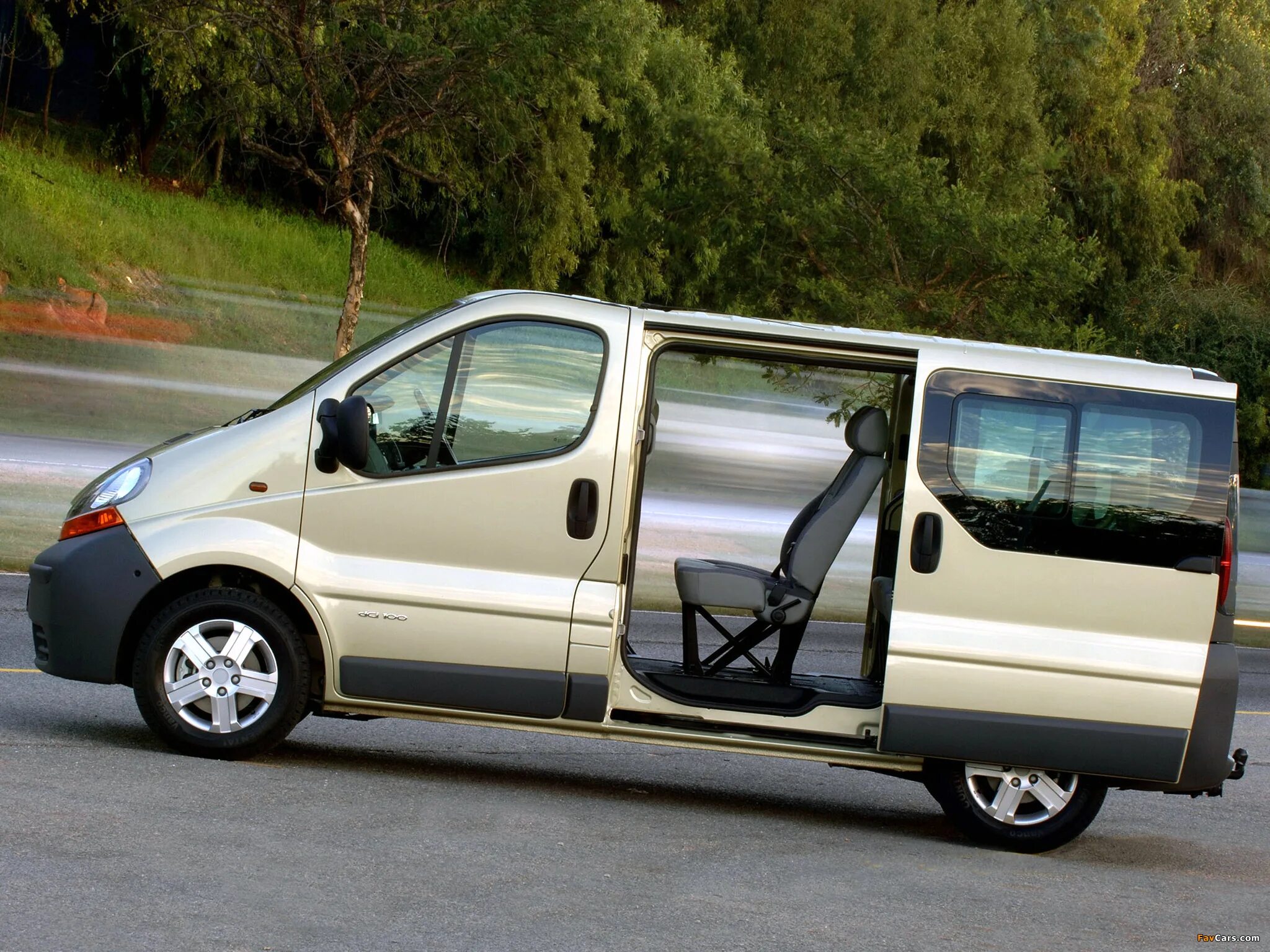 Фото трафик. Renault Traffic 2001. Renault Trafic (минивэн) (2001-2013). Рено трафик 2. Рено трафик минивэн 2008г.