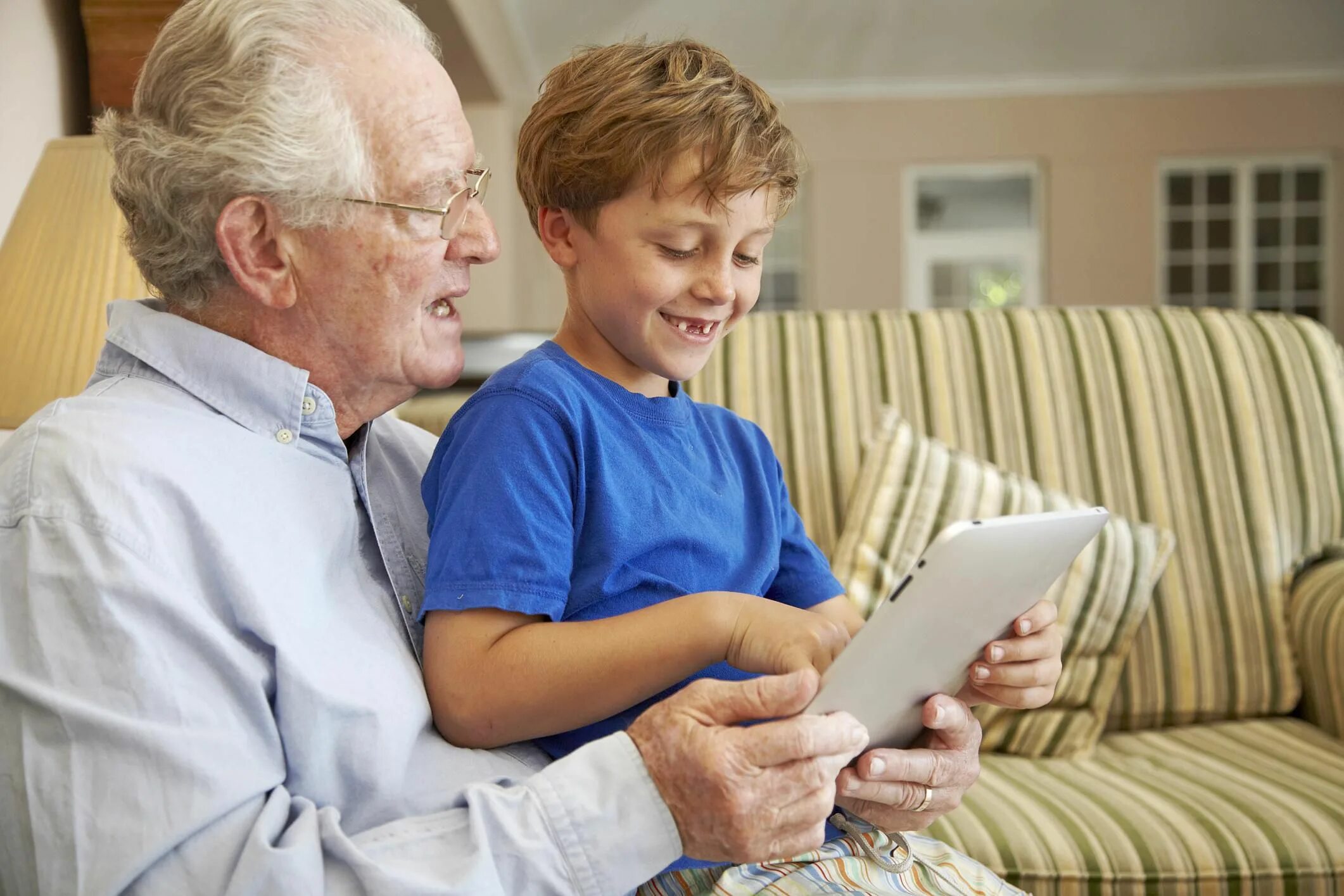 Do your grandparents. Посещение бабушек и дедушек. Посещать бабушку и дедушку. Дед дом и воспитания. Посещение бабушки.