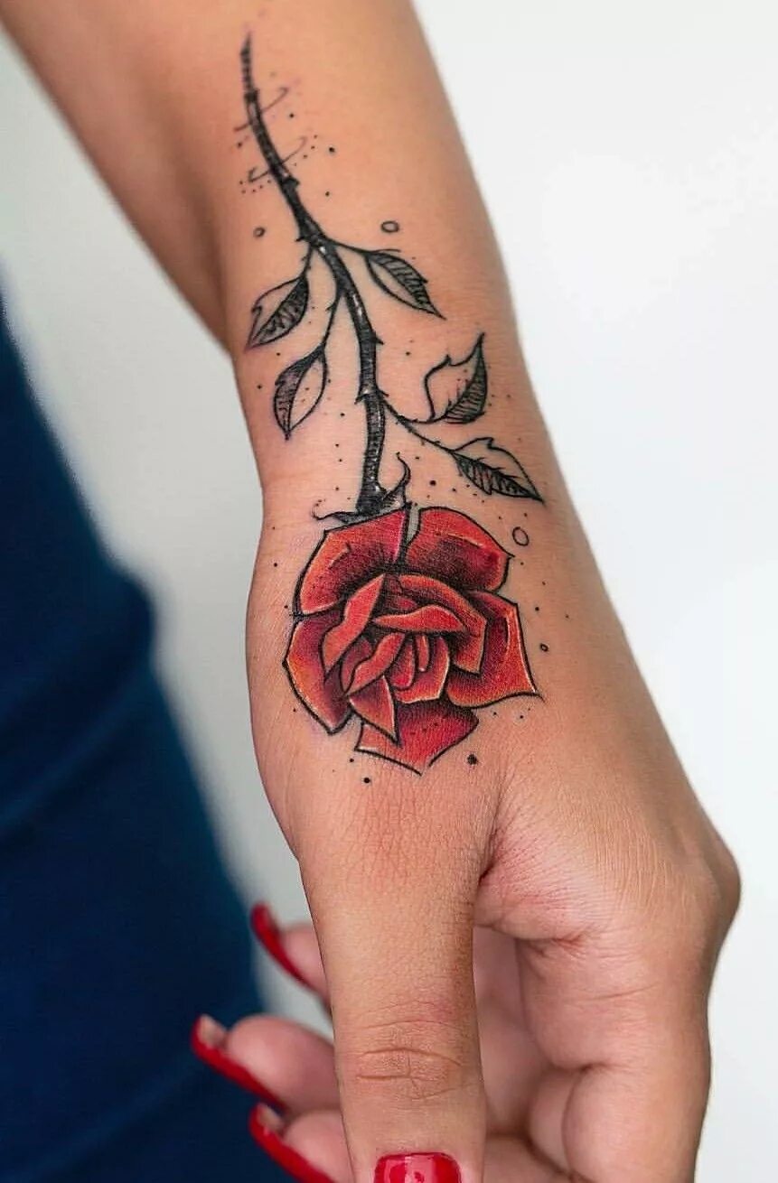 Розочка тату. Парные тату розы. Тату красный цветок на руке. Тату красный бутон.