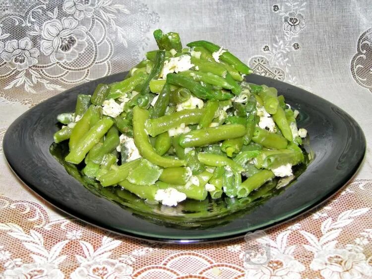 Стручковый чеснок с яйцом. Стручковая фасоль с чесноком. стручковая фасоль с яйцом на сковороде. фасоль стручковая с яйцом и чесноком. жареная стручковая фасоль с чесноком.