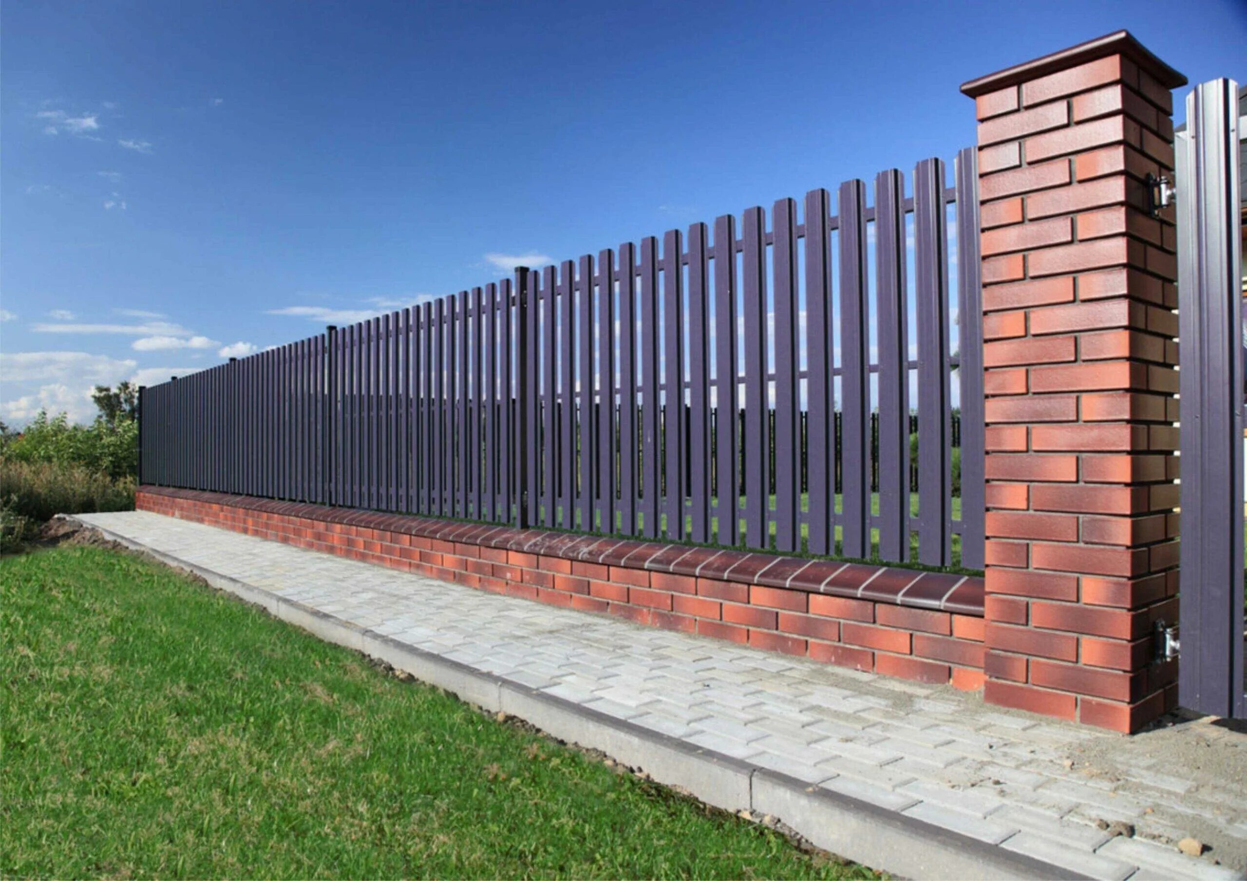 Форум какой забор. Забор. Красивый забор. Ограждение из евроштакетника. Забор из металлического штакетника.