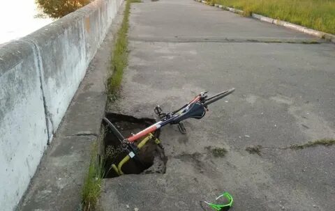 Велосипедист уже подъезжал к темнеющим