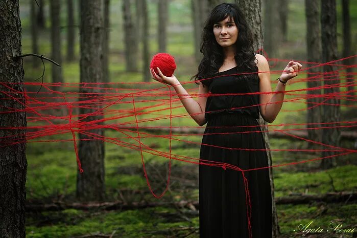 креативный портрет. философские иллюстрации. красивая пряжа. женщина клубок. девушка в нитках.