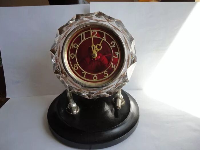 Часы советские настольные механические. Часы советские настольные стеклянные. Советские часы Маяк в Хрустальном корпусе. Часы советские в стекле настольные.
