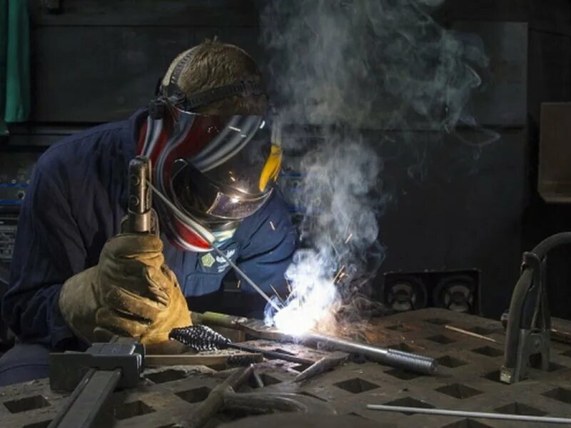 Ест сварка. Ручная плазменная резка профи cut 80. Иж вд 200 сварка. Электросварщик ручной сварки. Ест сварка.