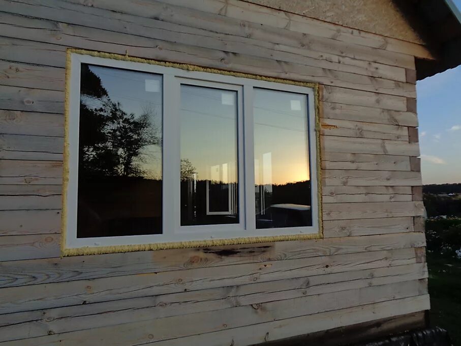 Пластиковое окно в брус. Окна в деревянном доме. Пластиковые окна в брусовом доме. Пластиковые окна в деревянном доме. Окна в доме из бруса.
