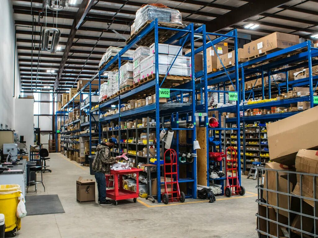 Магазин инженерной сантехники склад. Сантехник склад. Склад магазин сантехники. Сантехник склад. Оборудование для сантехники.