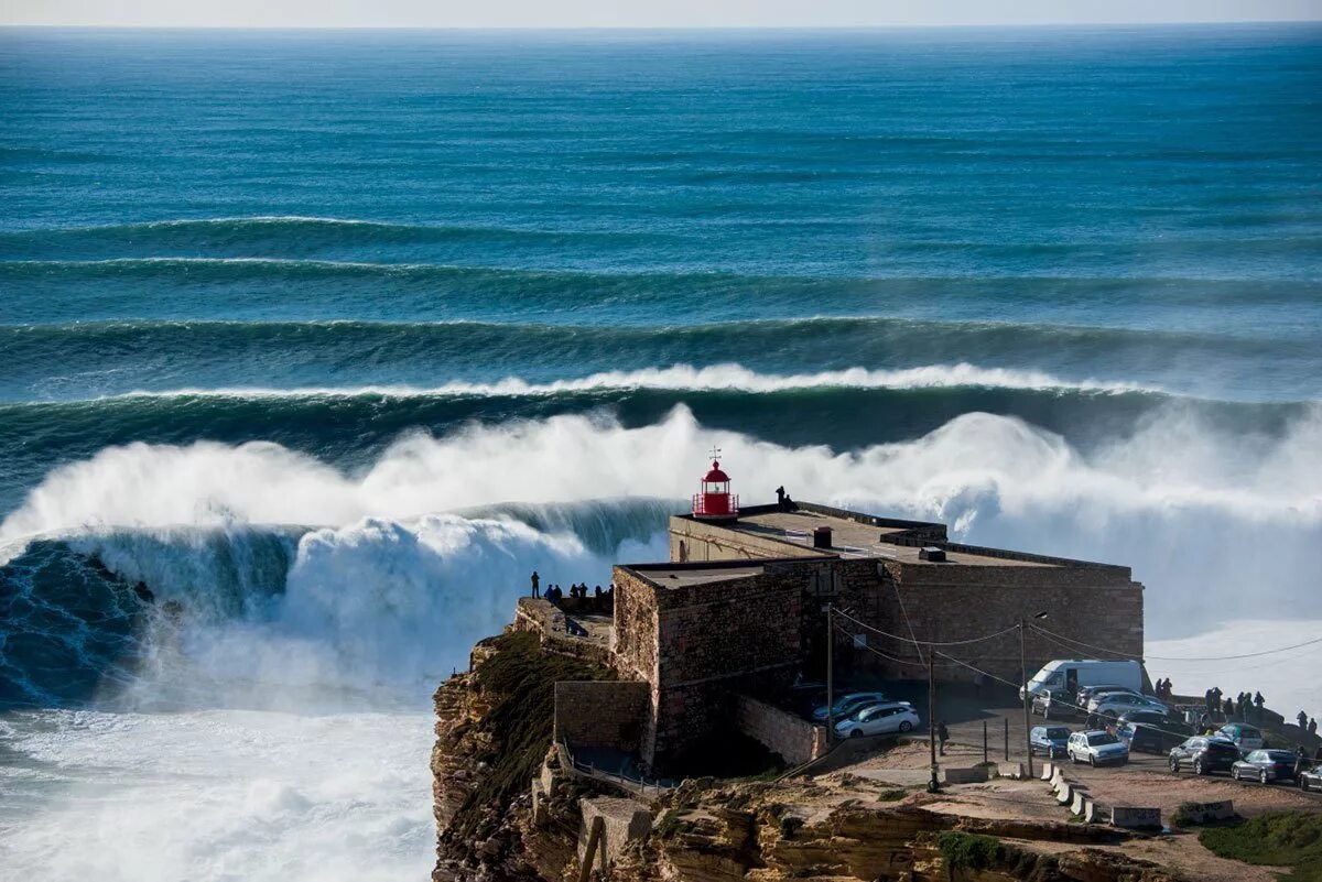 Самая высокая волна. Назаре Португалия волны. Маяк Назаре Португалия. Город Nazare в Португалии. Каньон Назаре Португалия.