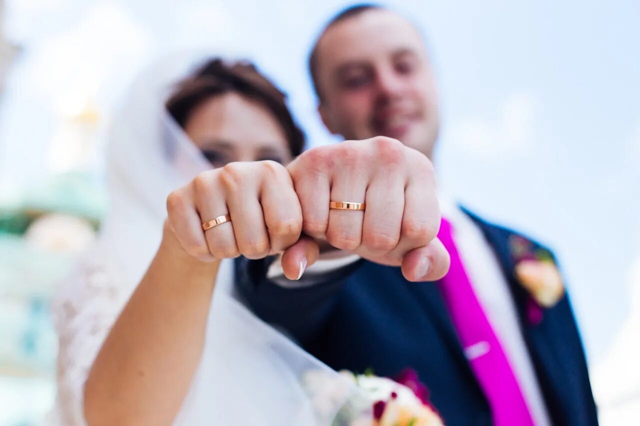 Свадебная фотосессия в ЗАГСЕ. Кольца на свадьбу. Необычные Свадебные кольца. Свадебные кольца в ЗАГСЕ.