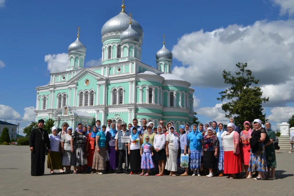 Погода в дивеево на неделю. Паломники в Дивеево. Приход храм воскресенье паломники в Дивеево. Приходской храм в Дивеево. Паломничество в Дивеево в 70-е.