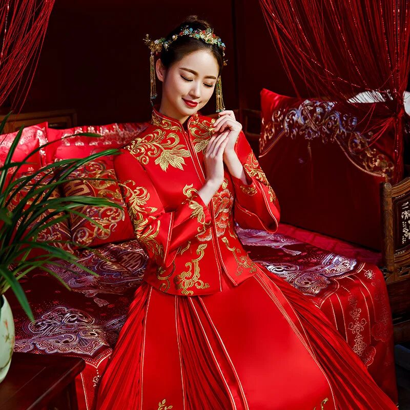 Как будет китайский красный. Китайское свадебное платье красное. Китайская невеста. Красное свадебное платье Китай. Свадебные платья красного цвета Китай.