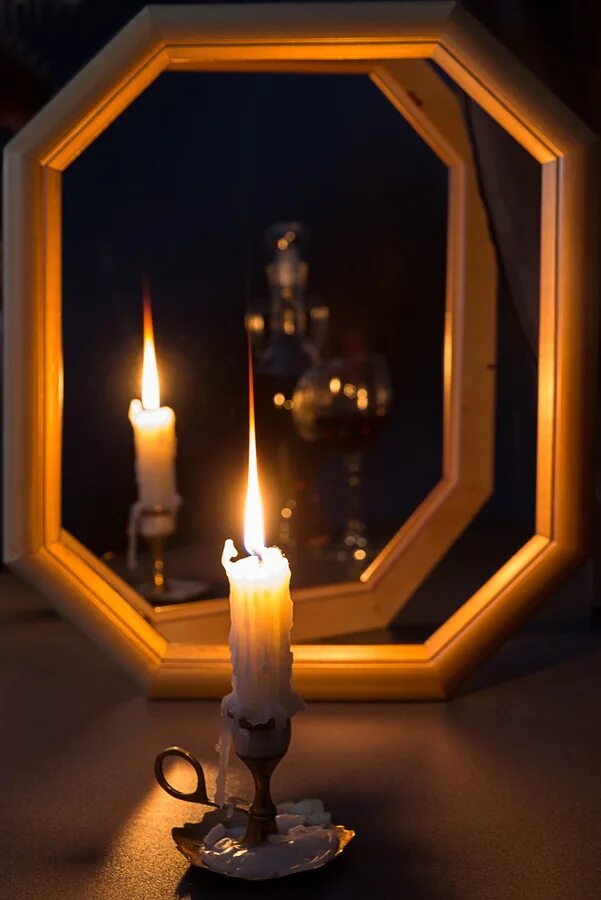Свеча отражается в зеркале. Свеча в окне. Зеркало и свеча. Отражение свечи в зеркале. Отражение свечи в окне.