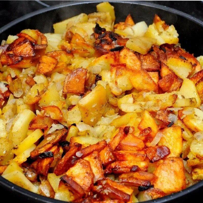 Jarenaia kartoshka. Жареная картошка на сковороде. Жареная картошка. Картошка на сковороде. Картофель жаренный брусочками.
