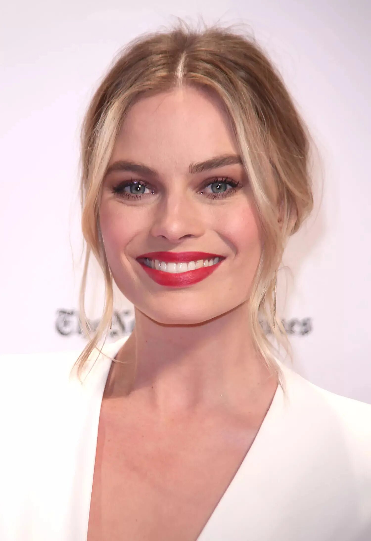 Марго робби. Марго робби. Марго робби волк с уолт стоит. Марго элис робби. Марго робби.