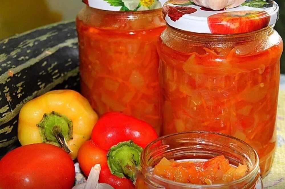 Домашние заготовки салатов на зиму. Кабачковый анкл бенс. анкл-бенс из кабачков с помидорами. анкл бенс на зиму. анкл бенс с помидорами.