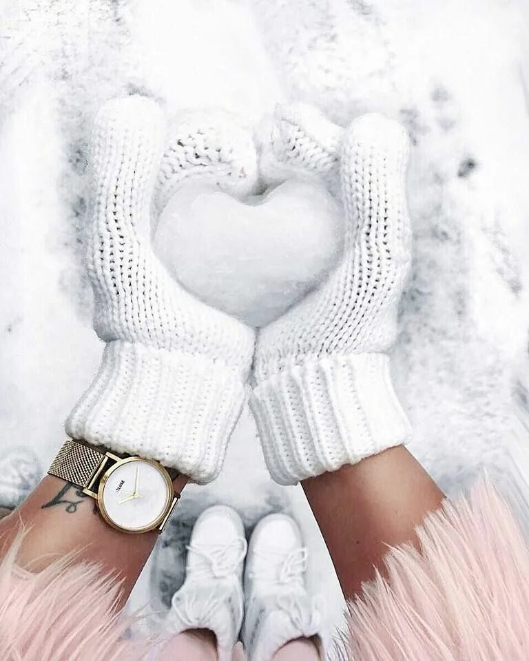 Аватарки для ватсапа для женщин зимние красивые. Девушка зимой. Зимние аватарки. Варежки в снегу. Аватарки для ватсапа для женщин зимние красивые.