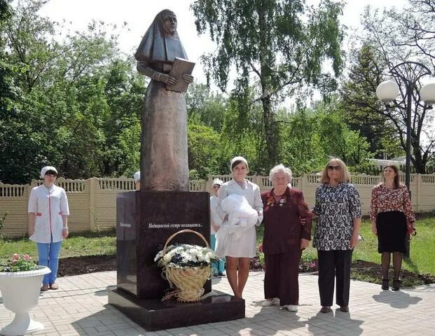 Старый оскол медколледж. Памятник медицинской сестре в Старом Осколе. Памятник медсестре старый Оскол. Памятник медсестре в Старом Осколе. Открытие памятника медицинской сестре в Старом Осколе.