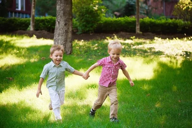 Два мальчика на улице. Мальчик гуляет. Два мальчика гуляют. 2 Мальчика гуляют.