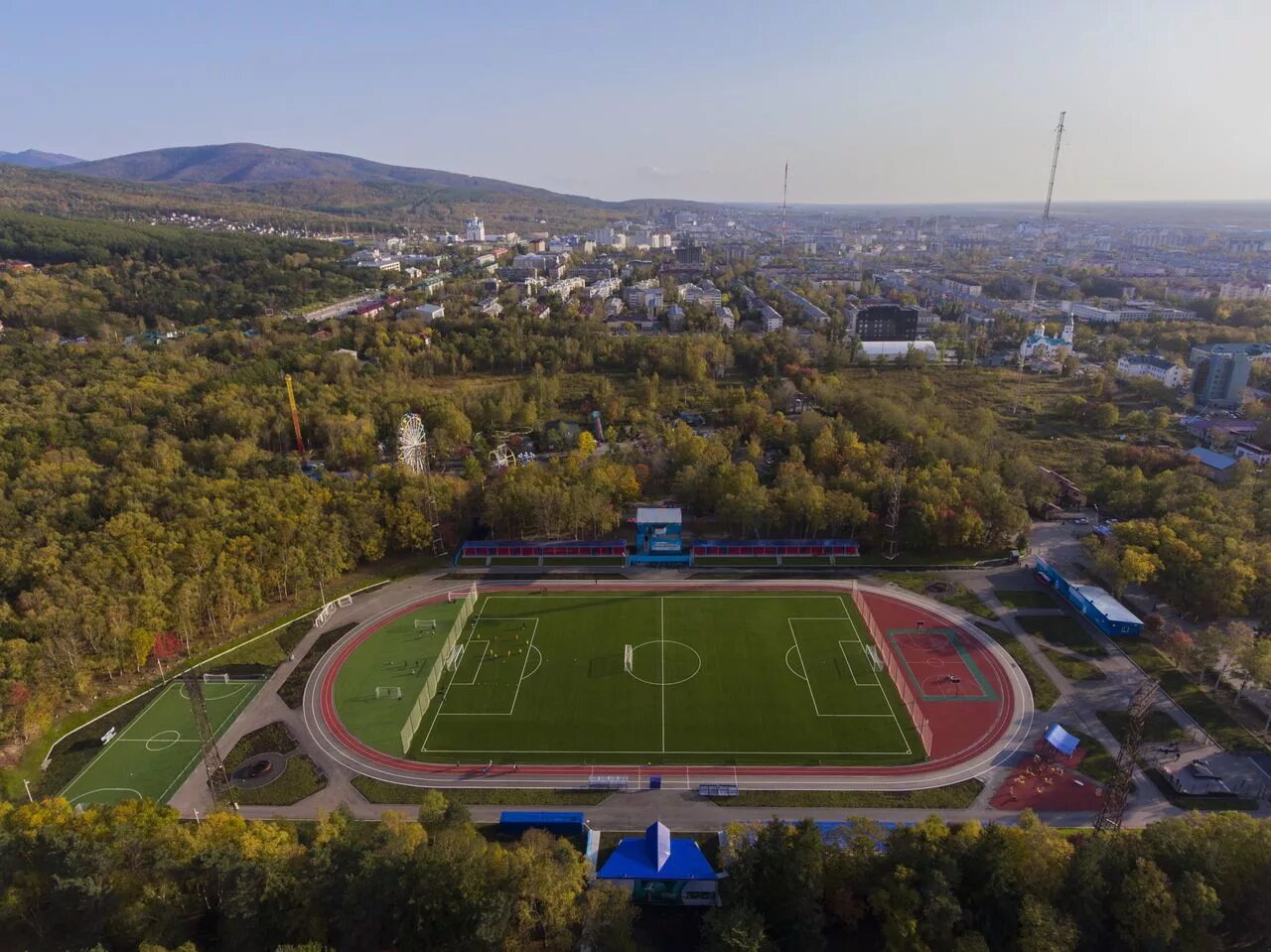 Стадион космос Южно-Сахалинск. Парк Гагарина Южно-Сахалинск стадион космос. Стадион парк Гагарина Самара. Стадион на гагарина