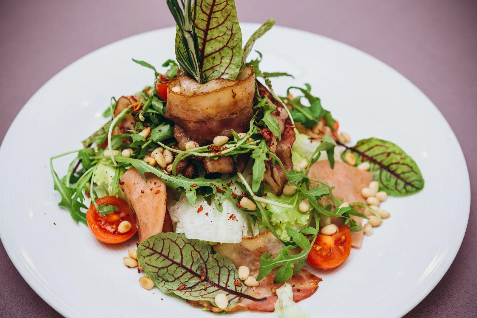 Блюдо от шефа. Украшение салатов в ресторане. Рецепты ресторанных шеф поваров. Блюда ресторанного уровня. Блюда в ресторане.