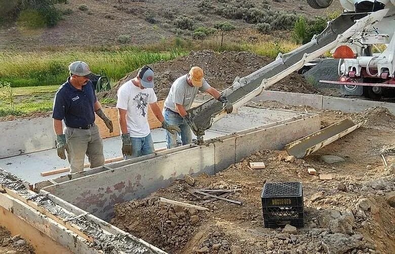 Железобетонный фундамент. Бетонный фундамент. Монолитный фундамент. Заливка фундамента. Опалубка фундаментной плиты.