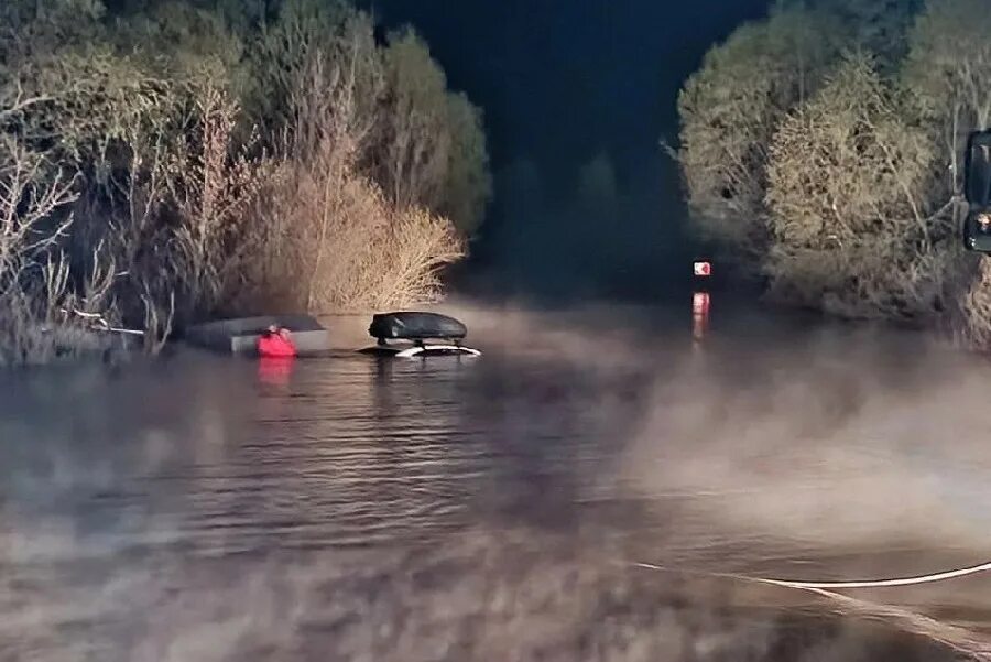 Утонул апрель. Паводок. Наводнение фото. Вода на дороге. Затонувшие машины.