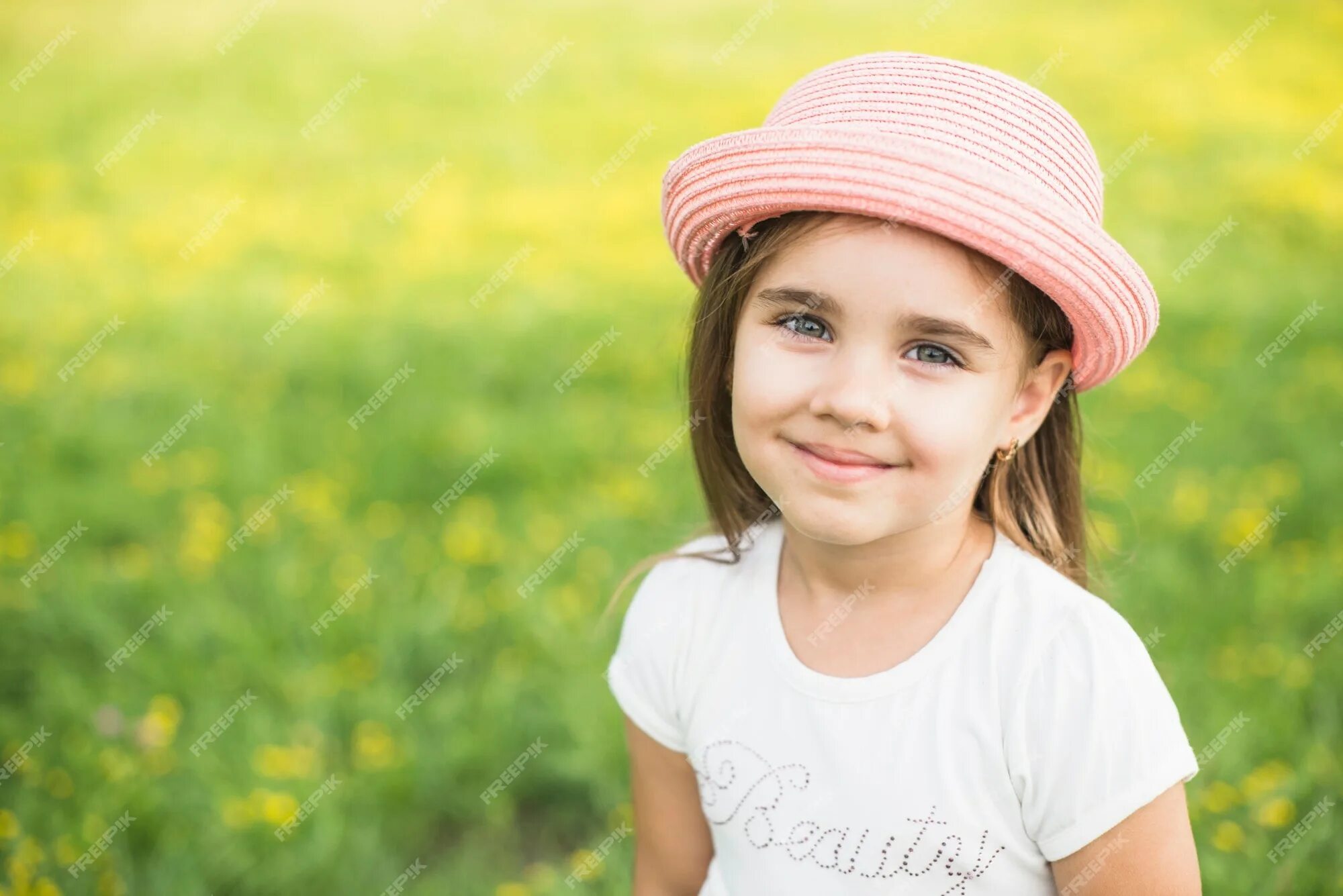 Улыбка маленькой девочки картинки. Little smiling woman in 3/4. Little hat