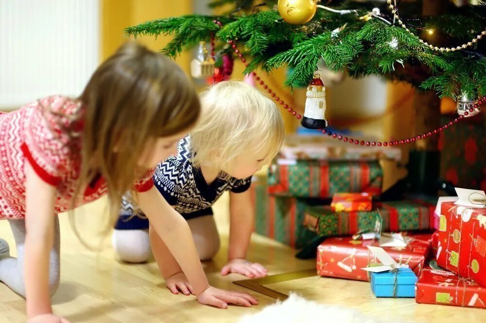 Игры малыши новый год. Подарки под ёлкой. Новогодние подарки для детей. Новый год дети. Подарки под елочку для детей.