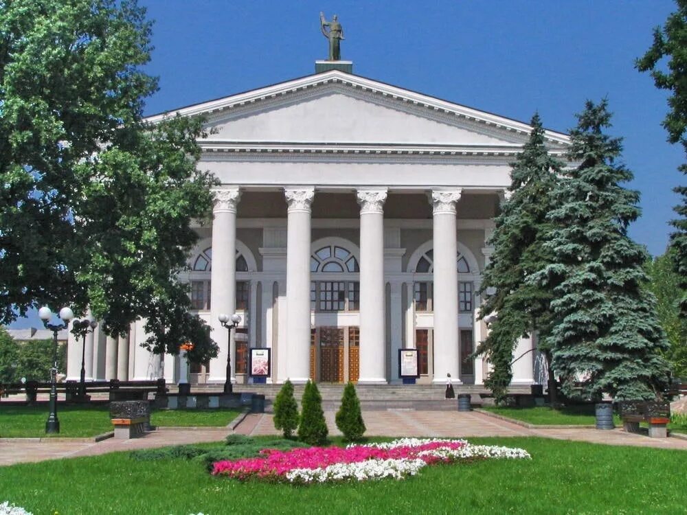 Донецкий. Донецкий Академический украинский музыкально-драматический театр. Музыкально драматический театр Донецк. Театр драм театр Донецк. Памятник  Академический музыкально-драматический театр Донецк.