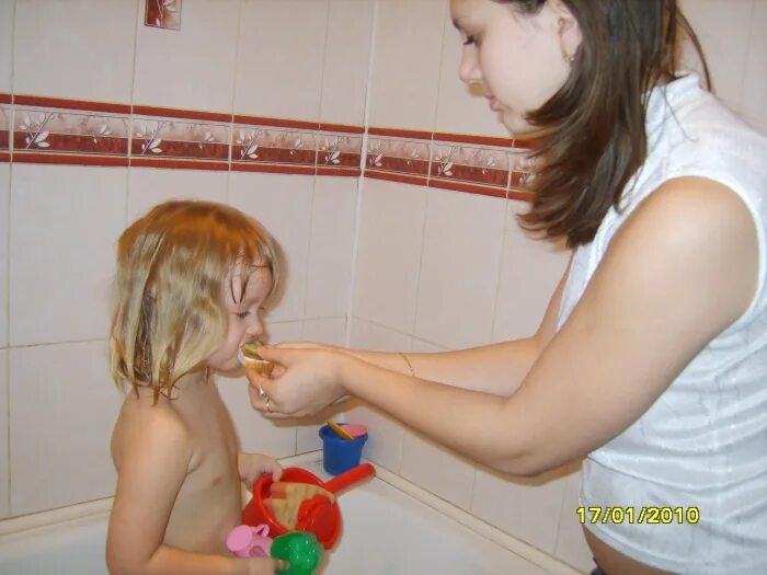 Сестра моет маленькую сестру. Сестренка в ванной. Старшая сестра купается. Сестренки в ванне. Младшая сестра в ванной.
