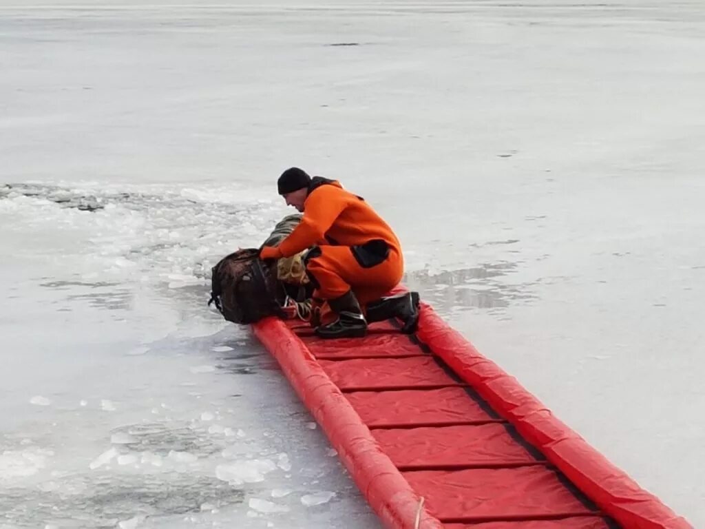 Средства спасения на льду. Спасательные средства на воде зимой. Спасательные лестницы на льду.