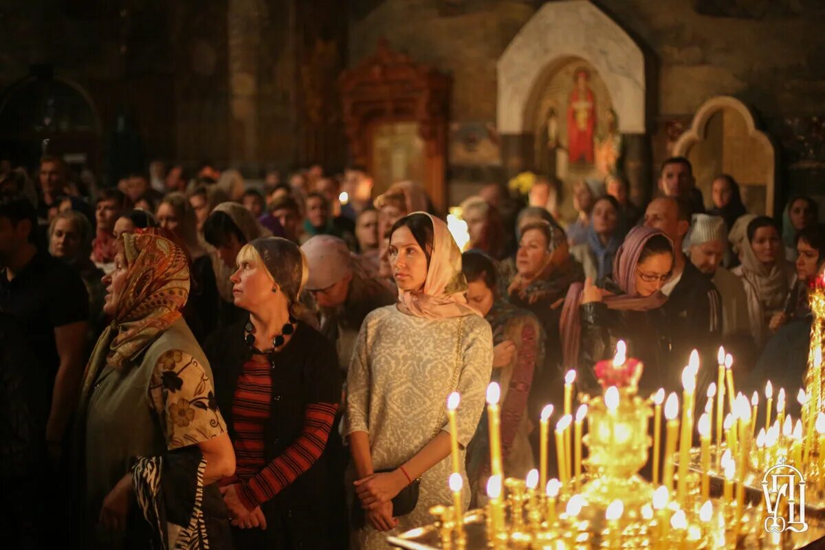 Люди в церкви. Православный храм. Православные христиане. Православные люди. Воскресная жизнь