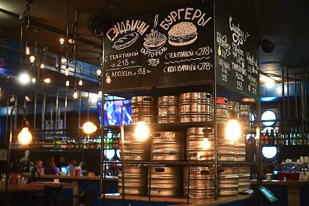 50 бар. Залечь на дно в брюгге бар. Стойка бара с людьми. Килл фиш бар москва. 50 бар.