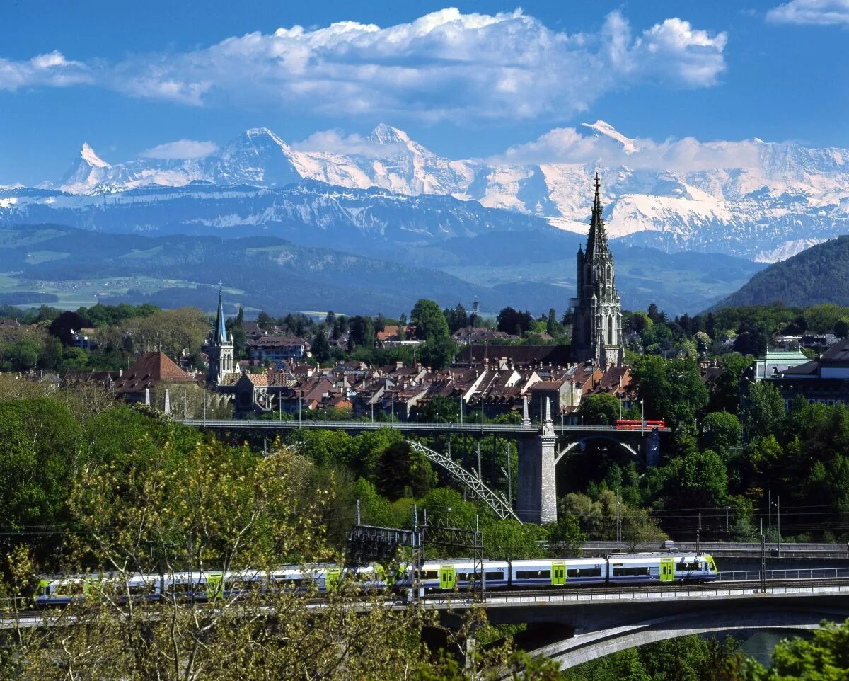 Какая столица у швейцарии. Bern швейцария. столица город берн. берн швейцария достопримечательности. берн горы.