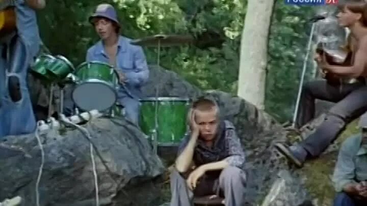 Я сошью себе рубаху из крапивного листа. Виталий Черницкий Бродяга. Виталий Черницкий пацаны. Виталий Черницкий в фильме пацаны. Виталий Черницкий песня Бродяга.