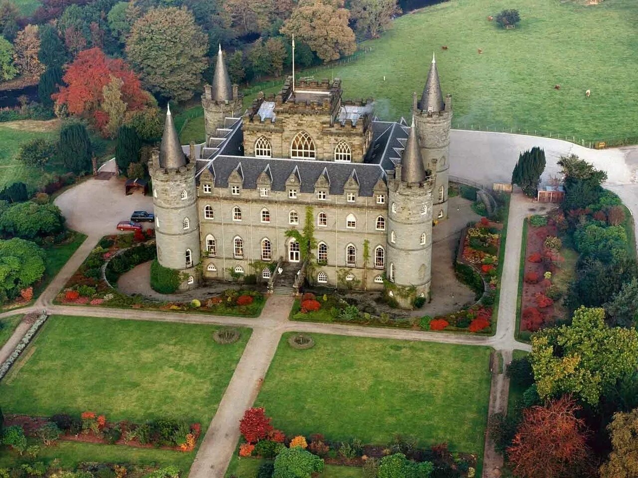 Замок на рабочий стол. Замок Инверари Шотландия. Inveraray Castle Шотландия сад. Замок Англия Шато. Инверэри Касл.