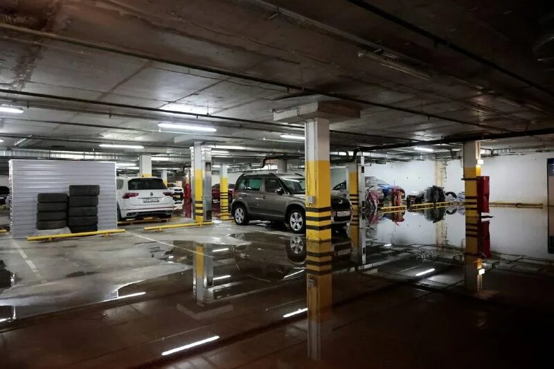 уборка паркинга. тц европейский парковка. подземный паркинг в жк. паркинг тц европейский. затопило подземную парковку.