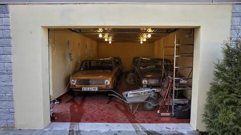 В 4 гаражах стоят автомобили