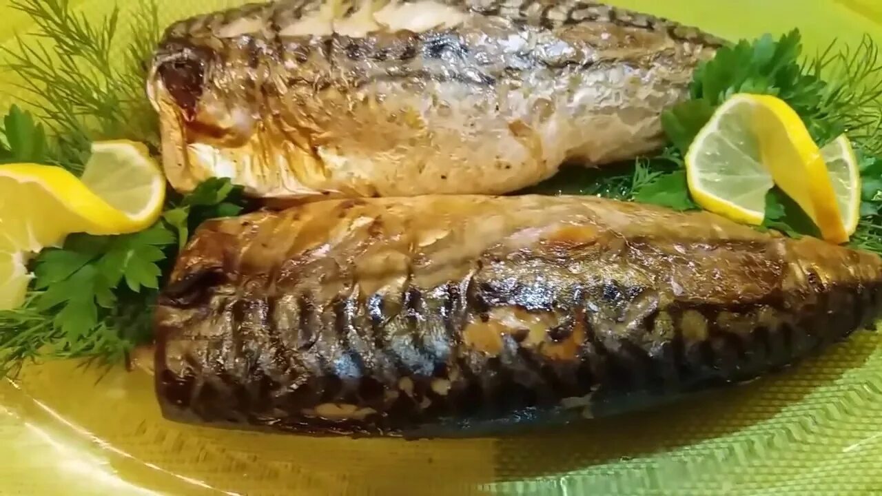 Как приготовить скумбрию в духовке быстро. Скумбрия в духовке вкусно. скумбрия в духовке без фольги. украшение скумбрии в духовке. скумбрия горячего копчения в духовке.