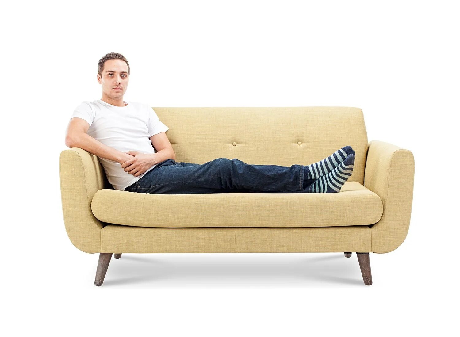 Человек полулежит на диване. Диван полулежа. Человек сидит на диване. Сидячий человек на диване.