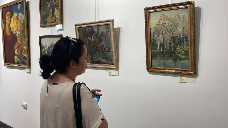 абхазская государственная картинная галерея. студия тасс на выставке. центральный выставочный зал союза художников абхазии. выставочный зал в сухуми. выставочный зал в сухуми.