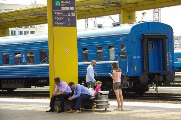 Поезд. Белорусская железная дорога. Задержка поезда. Белорусская железная дорога станции. 16 часов на поезде