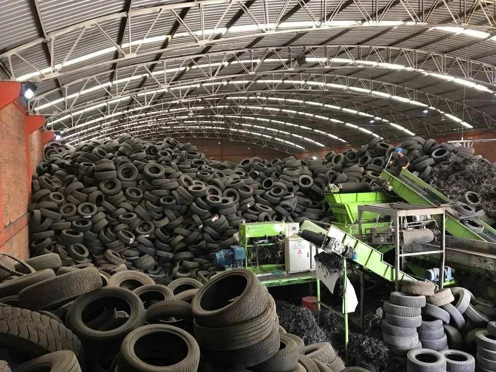 Tires recycling. Переработанная резина. Переработанная резина. Старые покрышки. Tires recycling.