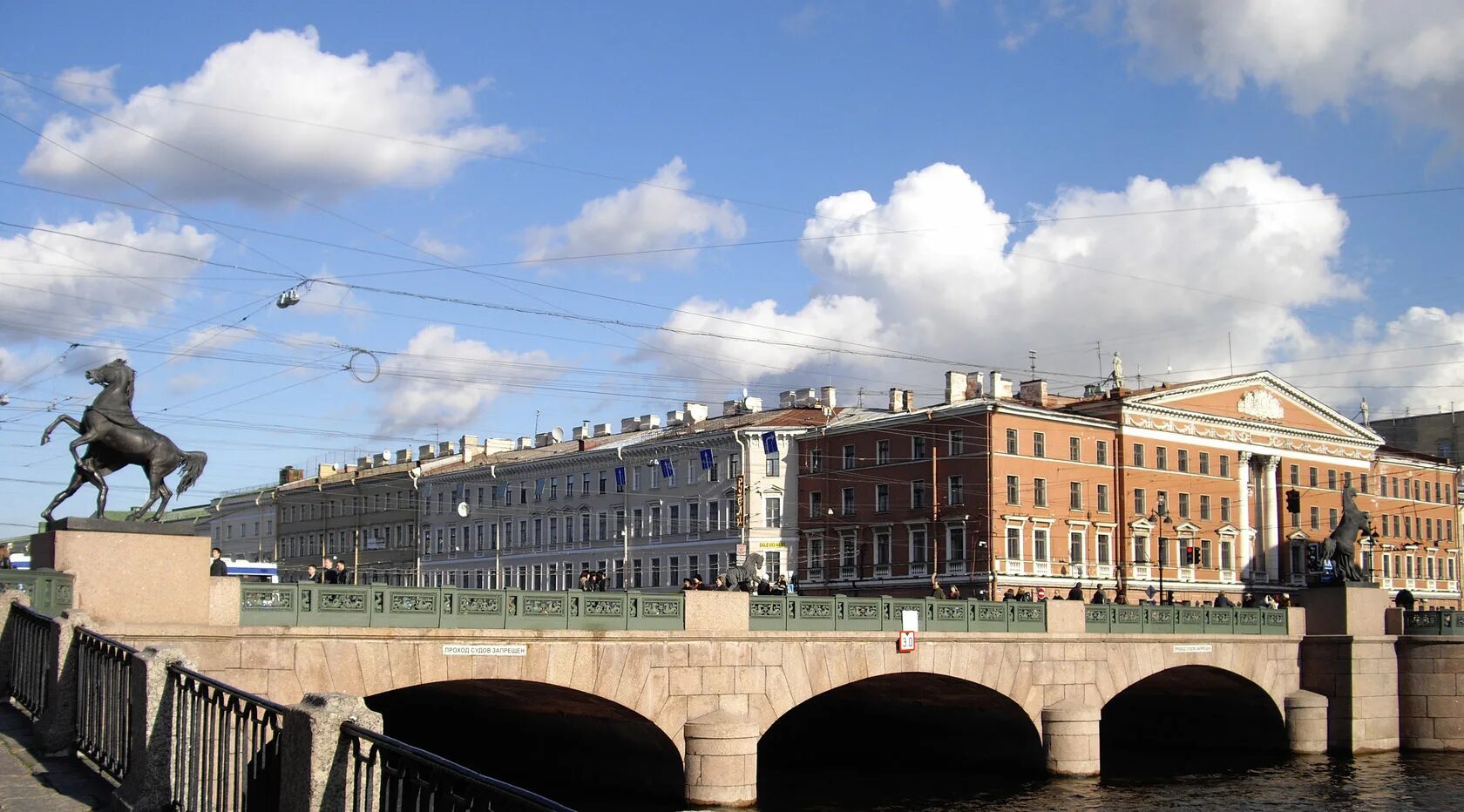 Аничков мост через какую реку. Аничков мост в Санкт-Петербурге. Аничков мост, Санкт-Петербург, набережная реки Фонтанки. Питер Аничков мост.