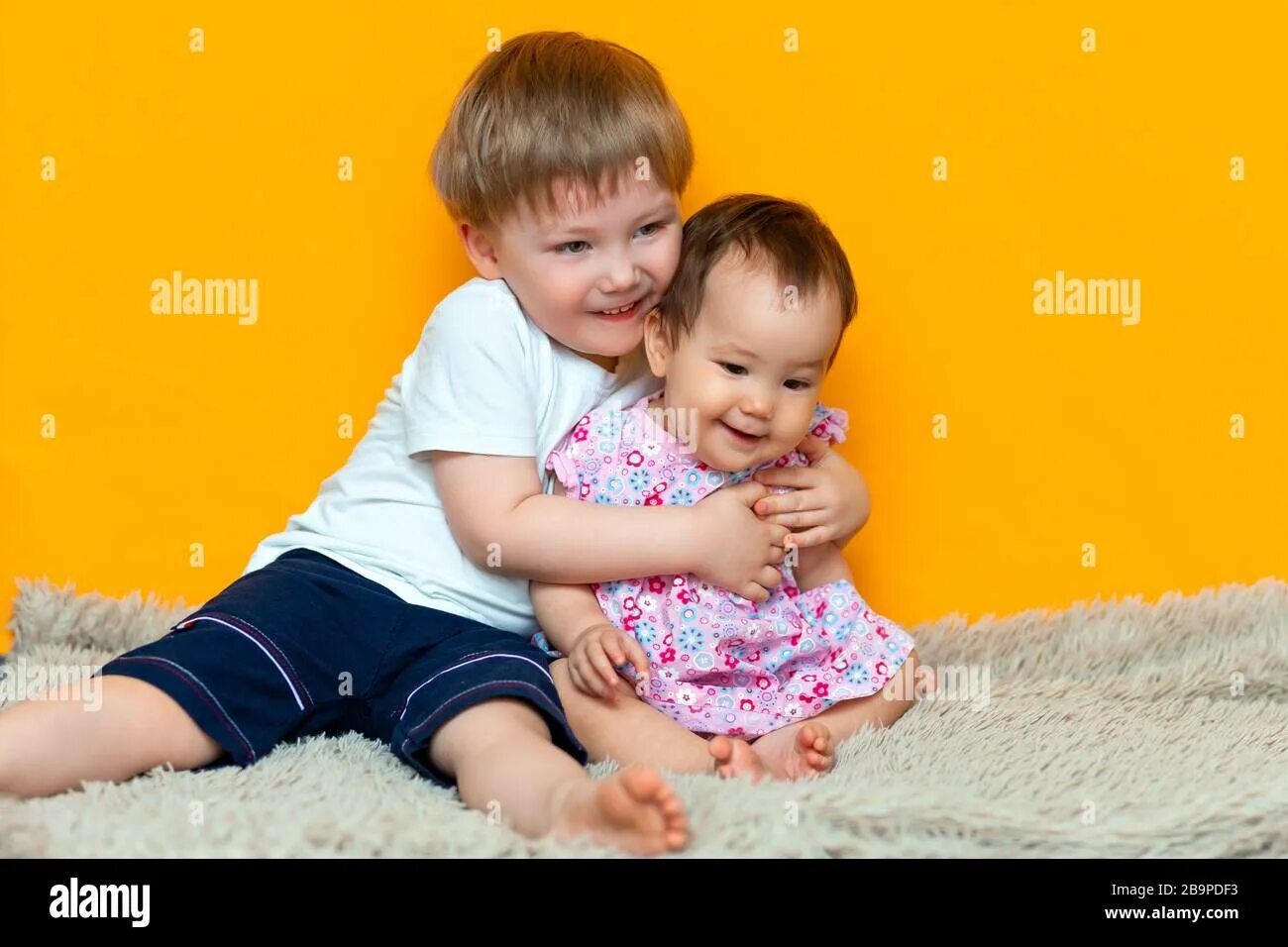 Little older brother. Старшая сестра обнимает младшего брата. Старший брат. Маленькие брат и сестра обнимаются. Старший брат обнимает младшего.