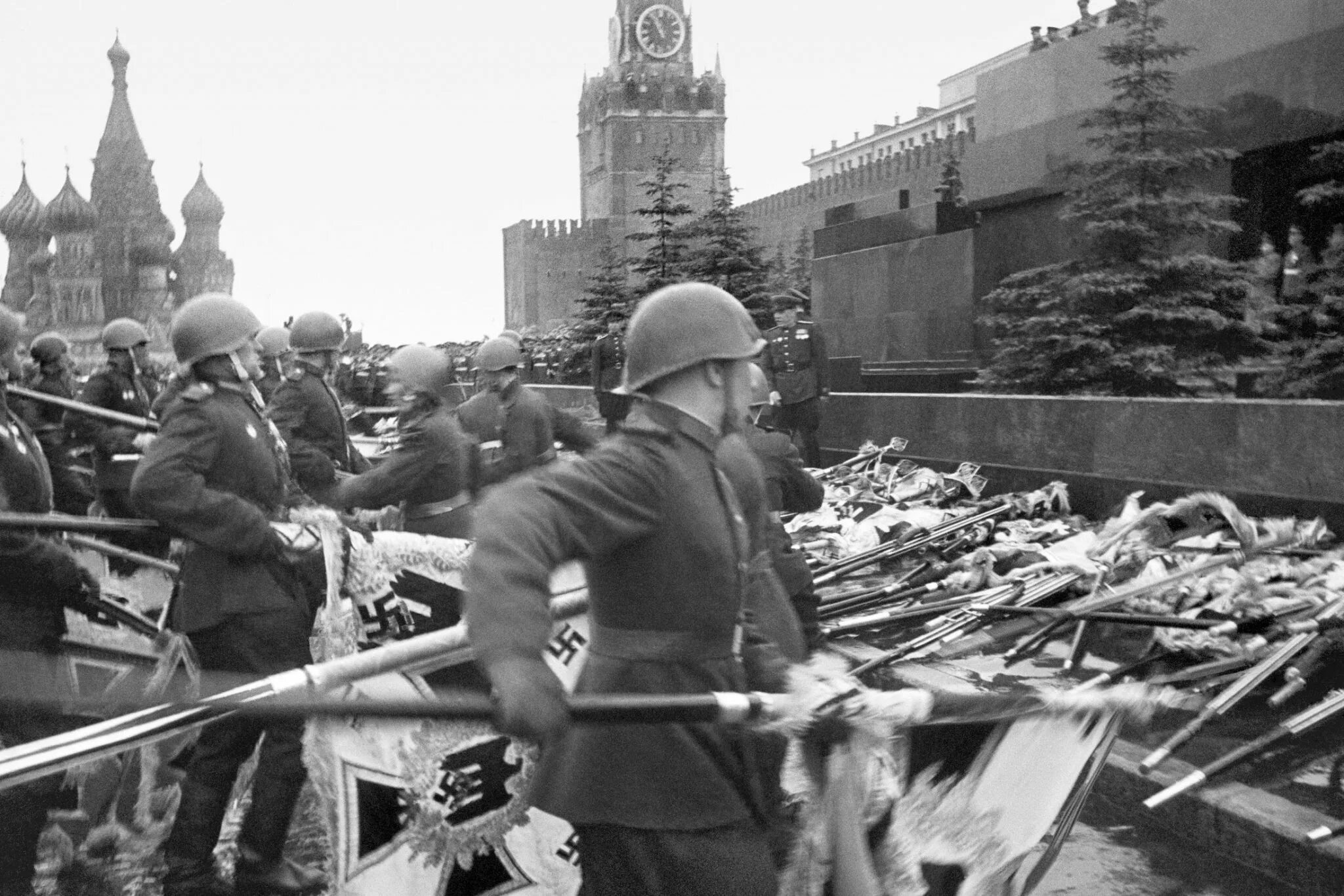 Поверженные знамена. Парад Победы 1945 мавзолей. ВОВ парад Победы 1945. Парад 24 июня 1945 года в Москве на красной площади. Мавзолей Ленина парад Победы 1945.