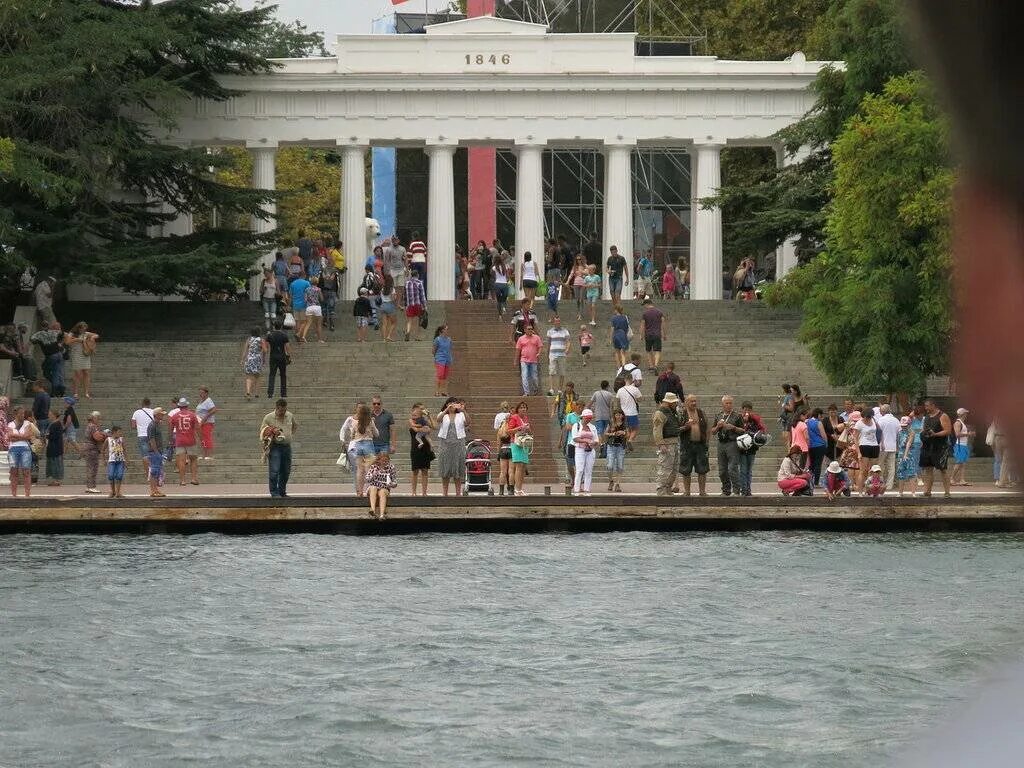 Погулять в севастополе. Севастополь за один день. Где можно погулять в Севастополе. Площадь Нахимова Графская Пристань. Куда сходить в Севастополе.